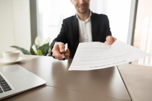 real-estate-agent-offers-sign-rental-agreement_1163-5424 HORNIG Auktionen beim Notar